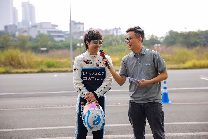 Bên cạnh những màn phô diễn kỹ thuật đỉnh cao, tay đua trẻ của Cyan Racing Lynk & Co cũng hào hứng chia sẻ đến người dùng Việt Nam kiến thức về đua xe cũng như cảm nhận của anh khi sử dụng xe Lynk & Co. Sự cân bằng về khả năng kiểm soát cũng như vận hành của Lynk & Co là một trong những điều Mã Thanh Hoa yêu thích nhất của hãng xe này.