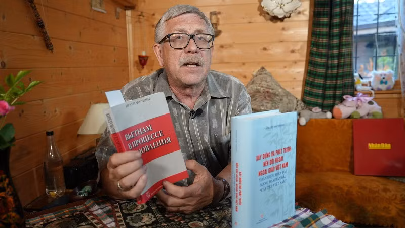 Phó Giáo sư Piotr Tsvetov, Phó Chủ tịch Thứ nhất Hội Hữu nghị Nga-Việt trả lời phỏng vấn phóng viên Báo Nhân Dân tại Liên bang Nga.