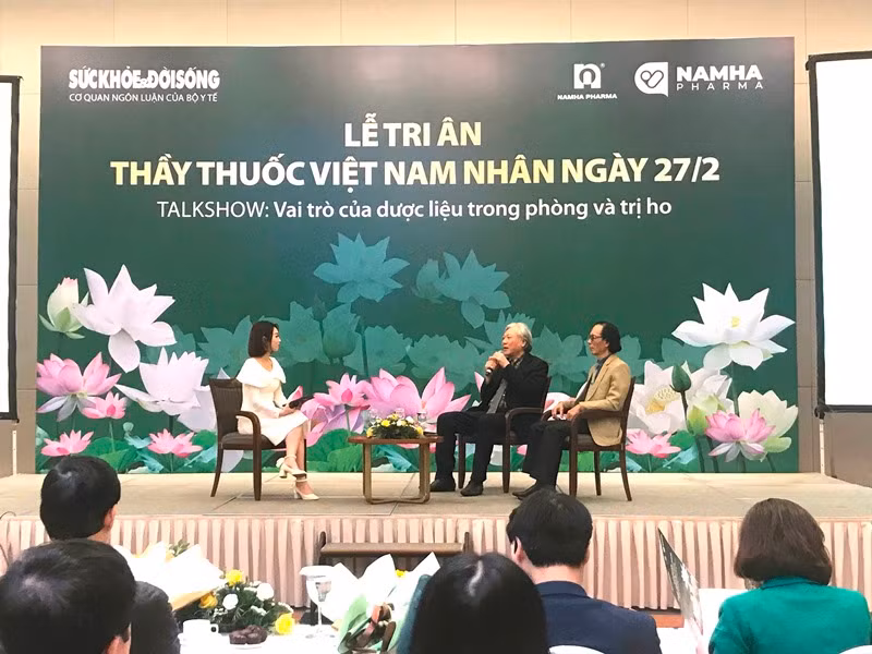 Các chuyên gia lĩnh vực Y học cổ truyền trao đổi tại talkshow có chủ đề "Vai trò của dược liệu trong phòng và điều trị ho".
