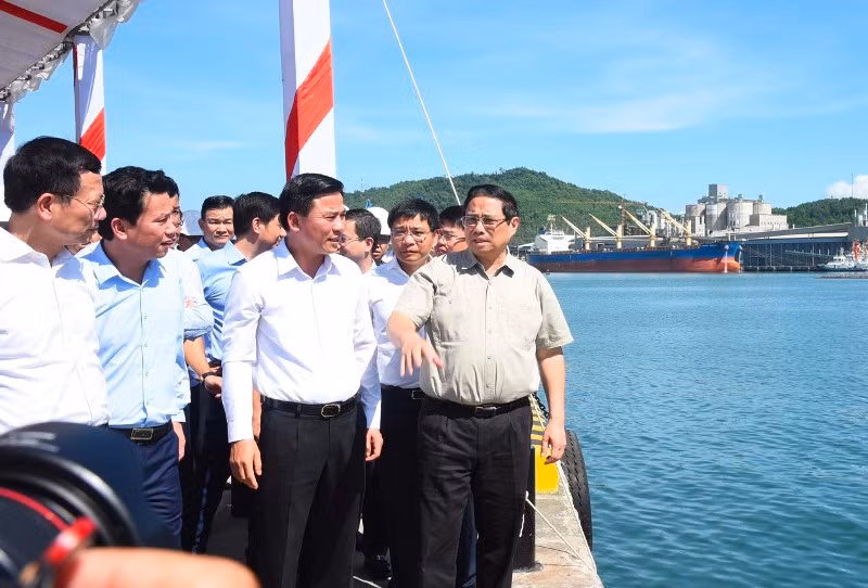 Thủ tướng Phạm Minh Chính thị sát Cảng biển Nghi Sơn.