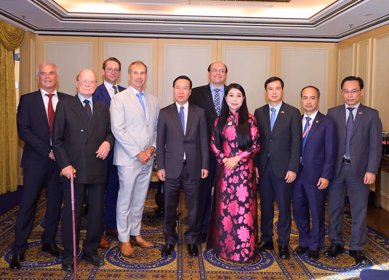 Tiếp tục chuyến thăm chính thức Cộng hòa Áo, tối 23/7 (theo giờ địa phương), tại Thủ đô Vienna, Chủ tịch nước Võ Văn Thưởng tiếp Chủ tịch Hội Hữu nghị Áo-Việt Nam Alfred Gerstl và một số bạn bè người Áo. (Ảnh: TTXVN)