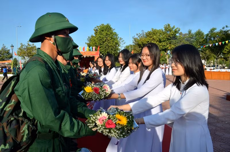 Thiếu nữ thành phố Phan Thiết tặng hoa các tân binh trước khi lên đường nhập ngũ.