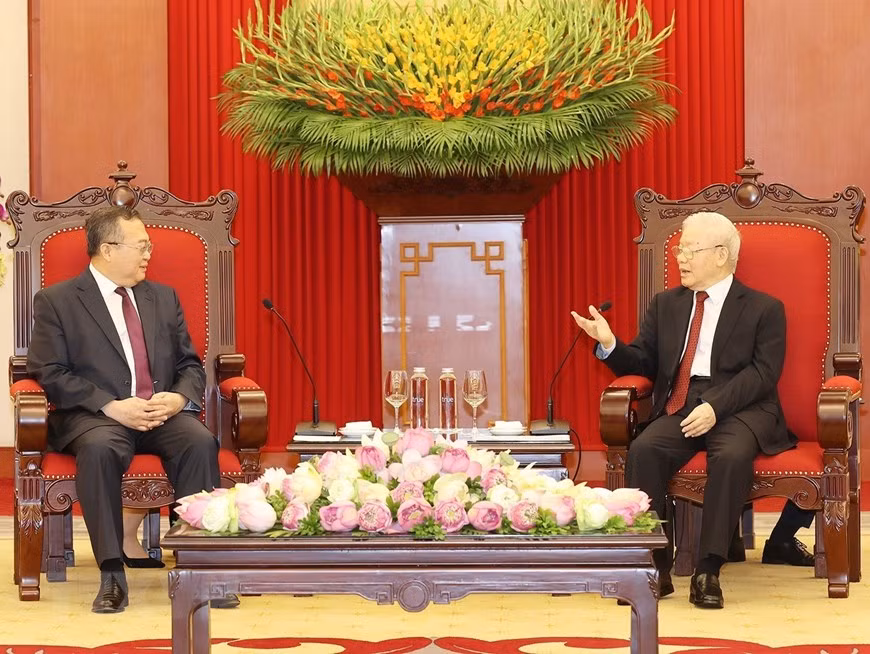 Tổng Bí thư Nguyễn Phú Trọng tiếp Trưởng Ban Liên lạc Đối ngoại Trung ương Đảng Cộng sản Trung Quốc Lưu Kiến Siêu. (Ảnh: Trí Dũng/TTXVN)