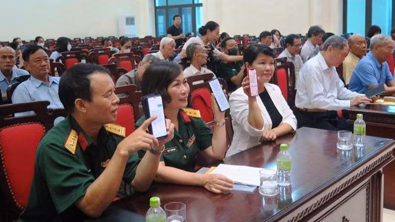 Các đại biểu nhắn tin ủng hộ tại lễ phát động.