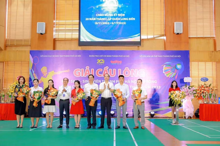 Tổng Biên tập báo Tuổi trẻ Thủ đô, nhà báo Nguyễn Mạnh Hưng trao cờ lưu niệm cho các đội tại Giải Cầu lông trẻ tranh Cúp Báo Tuổi trẻ Thủ đô lần thứ 10, năm 2023.