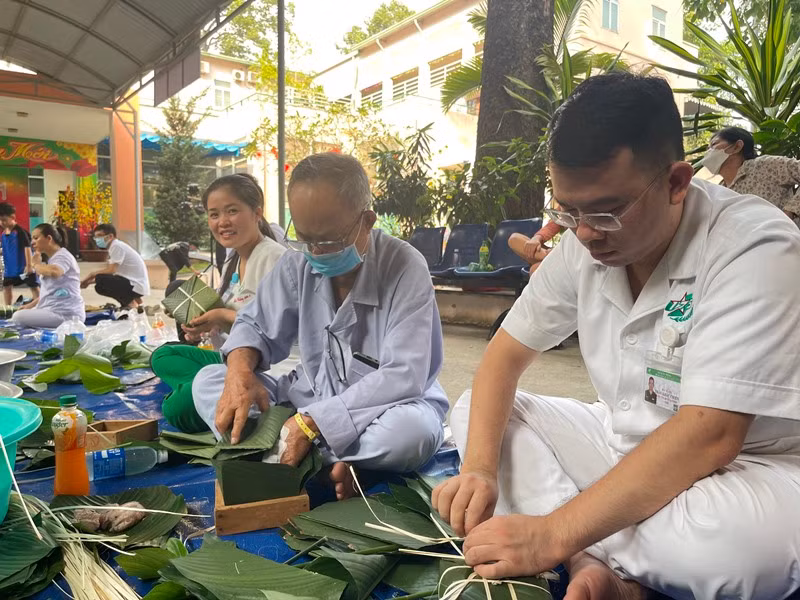 Bác sĩ, nhân viên y tế tại Bệnh viện Quân y 175 gói bánh chưng tặng những bệnh nhân có hoàn cảnh khó khăn trong dịp Tết Nguyên đán Giáp Thìn 2024. Ảnh: Yến Ngọc
