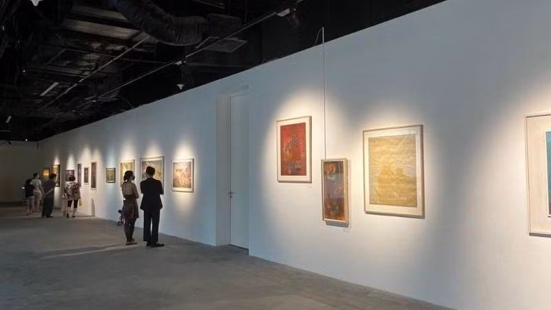Khách tham quan Triển lãm “Sợi kết nối”. 