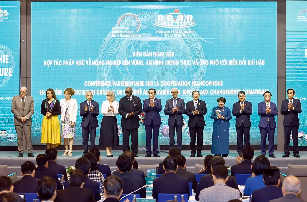 Chủ tịch Quốc hội Trần Thanh Mẫn và trưởng đoàn chụp ảnh chung. Ảnh: Doãn Tấn - TTXVN