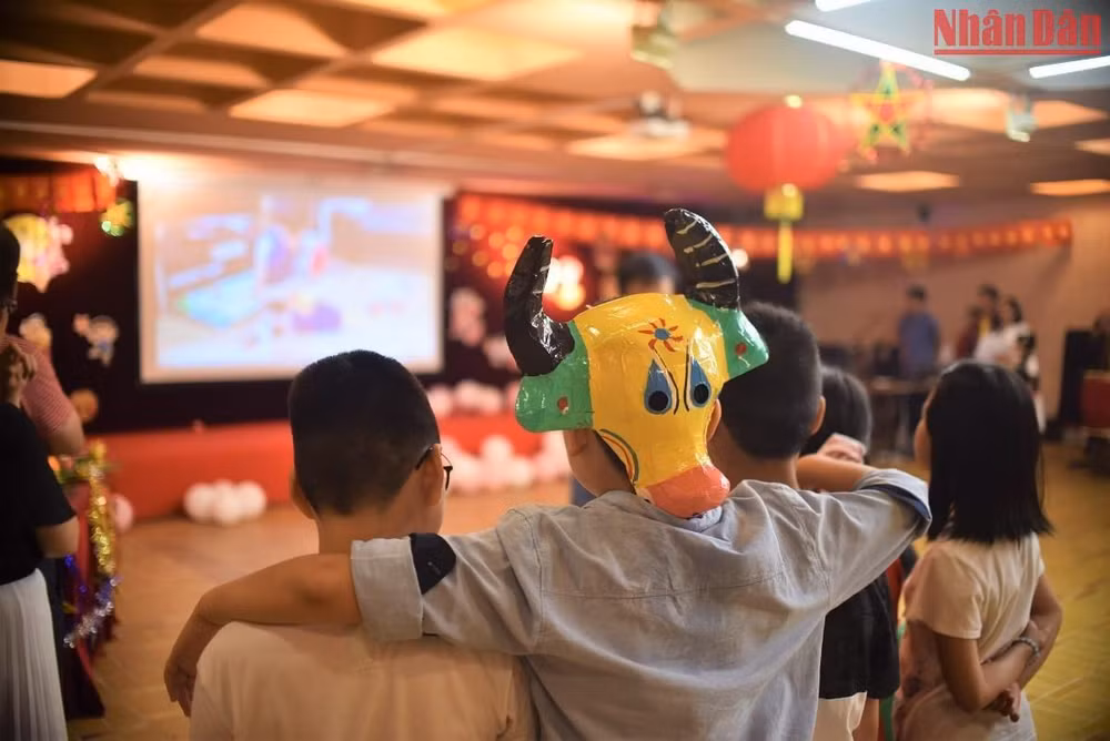 “Đêm hội trăng rằm” sẽ là kỷ niệm đẹp cho những tình bạn khăng khít. (Ảnh: MINH DUY)