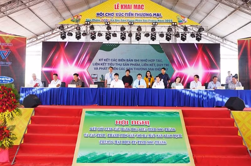 Lãnh đạo 13 tỉnh, thành phố ký liên kết cung cầu hàng hóa gắn với sàn giao dịch thương mại điện tử.