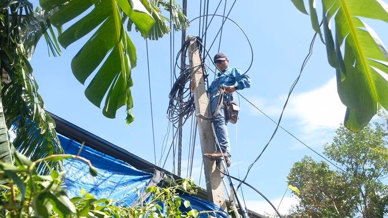 Nhân viên kỹ thuật VNPT xử lý mất liên lạc tại trạm Tiên Châu, Tiên Phước, Quảng Nam.