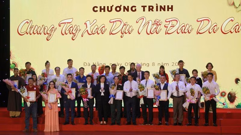 Tri ân các đơn vị, tổ chức ủng hộ nạn nhân chất độc da cam thành phố trong những năm qua.