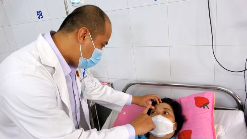 Sức khỏe bệnh nhân sau phẫu thuật đã ổn định, thị lực được cải thiện.