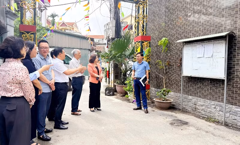 Hội đồng nhân dân thành phố Hà Nội giám sát hoạt động quảng cáo tại huyện Đan Phượng.