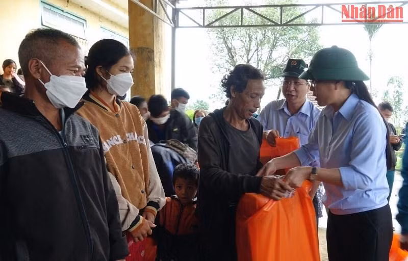 Bí thư Tỉnh ủy Quảng Ngãi Bùi Thị Quỳnh Vân tặng quà cho các hộ dân thôn Trà Lạc, xã Trà Lâm di dời ở tạm tại điểm trường mầm non thôn.