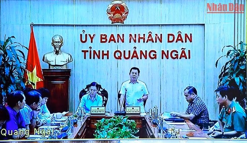 Đại diện lãnh đạo tỉnh Quảng Ngãi báo cáo tình hình chống bão trên địa bàn tỉnh.