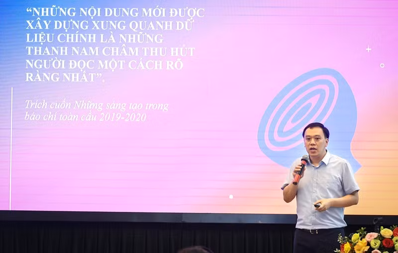 Nhà báo Ngô Việt Anh, Phó Trưởng Ban Nhân Dân điện tử, trình bày ý tưởng tại Ngày đổi mới sáng tạo Báo Nhân Dân lần thứ hai.