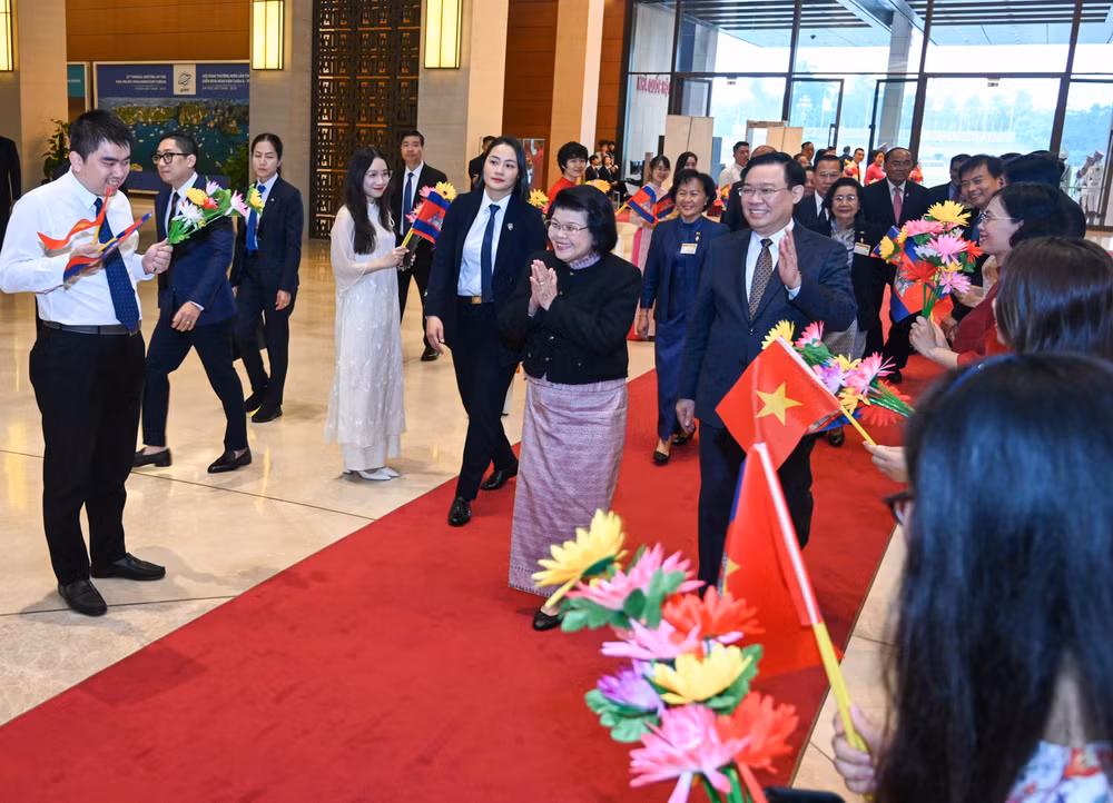 Nhân viên Văn phòng Quốc hội chào mừng Chủ tịch Quốc hội Campuchia Samdech Khuon Sudary. Nhân viên Văn phòng Quốc hội chào mừng Chủ tịch Quốc hội Campuchia Samdech Khuon Sudary.