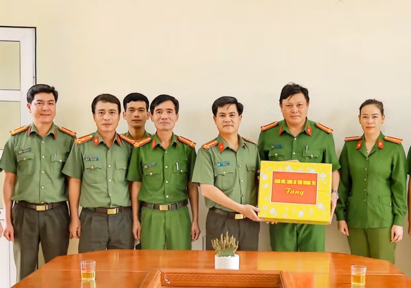 Đại tá Nguyễn Đức Hải, Giám đốc Công an tỉnh Quảng Trị (thứ 3 bên phải qua) thăm, tặng quà Công an chính quy xã Thanh, huyện miền núi Hướng Hóa.