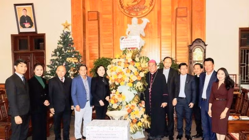 Bộ trưởng Nội vụ Phạm Thị Thanh Trà cùng lãnh đạo thành phố Hải Phòng thăm, chúc mừng Tòa Giám mục Giáo phận Hải Phòng nhân dịp Lễ Giáng sinh năm 2022.