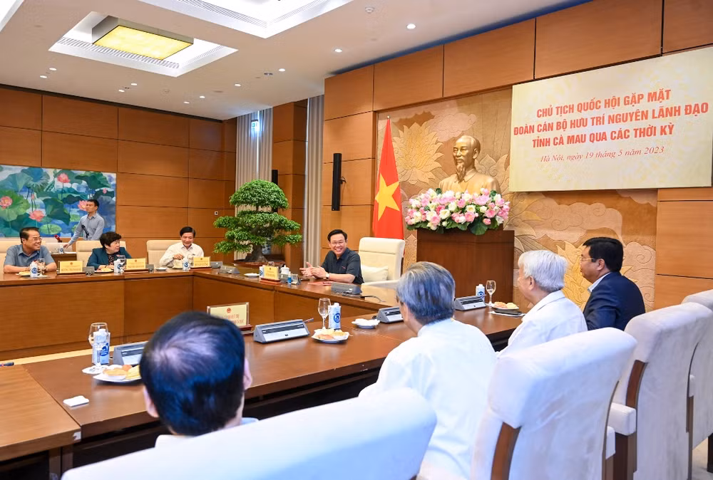 Chủ tịch Quốc hội Vương Đình Huệ trò chuyện với các đại biểu dự gặp mặt. Chủ tịch Quốc hội Vương Đình Huệ trò chuyện với các đại biểu dự gặp mặt.