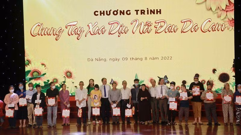 Tặng quà cho các nạn nhân chất độc da cam và hội viên cựu chiến binh có hoàn cảnh khó khăn.