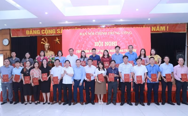 Hơn 100 học viên được trao chứng nhận bồi dưỡng nghiệp vụ.