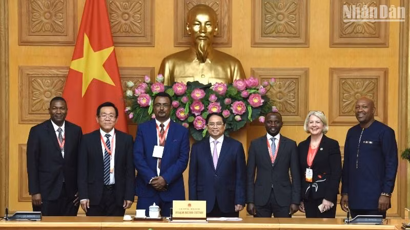 Thủ tướng Phạm Minh Chính chụp ảnh với các thành viên Tổ chức phát triển hệ thống lương thực thực phẩm châu Phi.