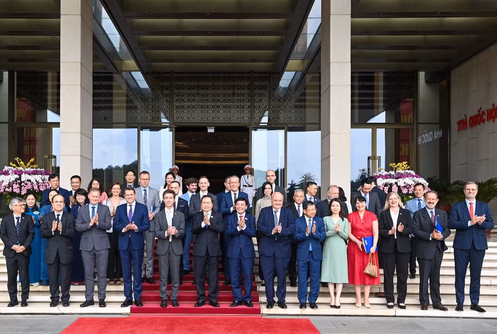 Chủ tịch Quốc hội Trần Thanh Mẫn chụp ảnh lưu niệm với Đại sứ EU và Đại sứ, Đại biện các nước thành viên EU.