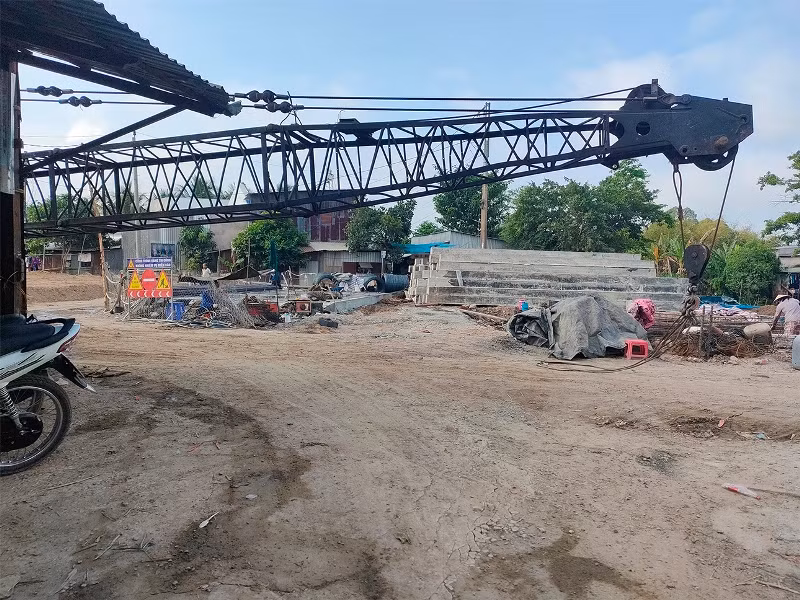 Xe cẩu thi công tuyến tránh Quốc lộ 30 băng ngang lộ nông thôn không có công nhân giám sát báo hiệu người đi đường dẫn đến nguy cơ mất an toàn giao thông.