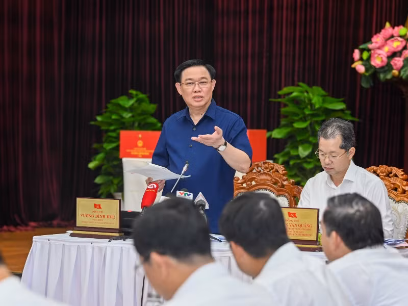 Chủ tịch Quốc hội Vương Đình Huệ phát biểu kết luận buổi làm việc với Ban Thường vụ Thành ủy Đà Nẵng. (Ảnh DUY LINH)