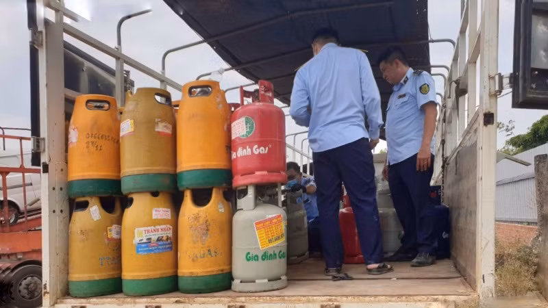 Lực lượng chức năng kiểm đếm bình gas tại hiện trường. (Ảnh: Quản lý thị trường cung cấp) 