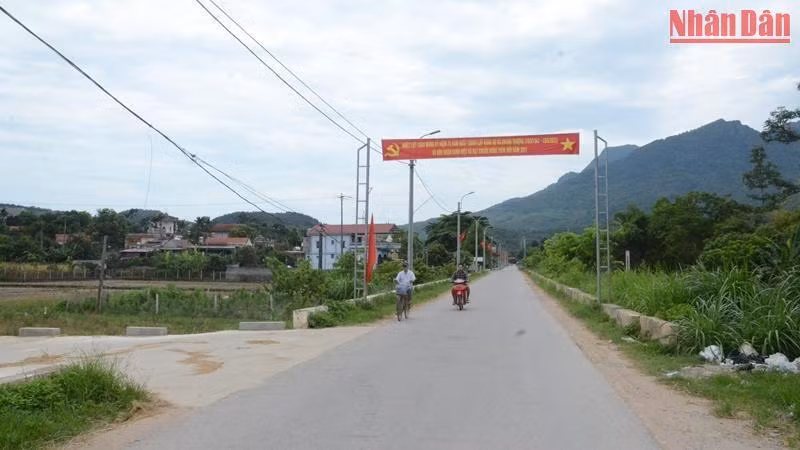 Con đường trải nhựa vào trung tâm xã miền núi Khánh Thượng, Ba Vì.
