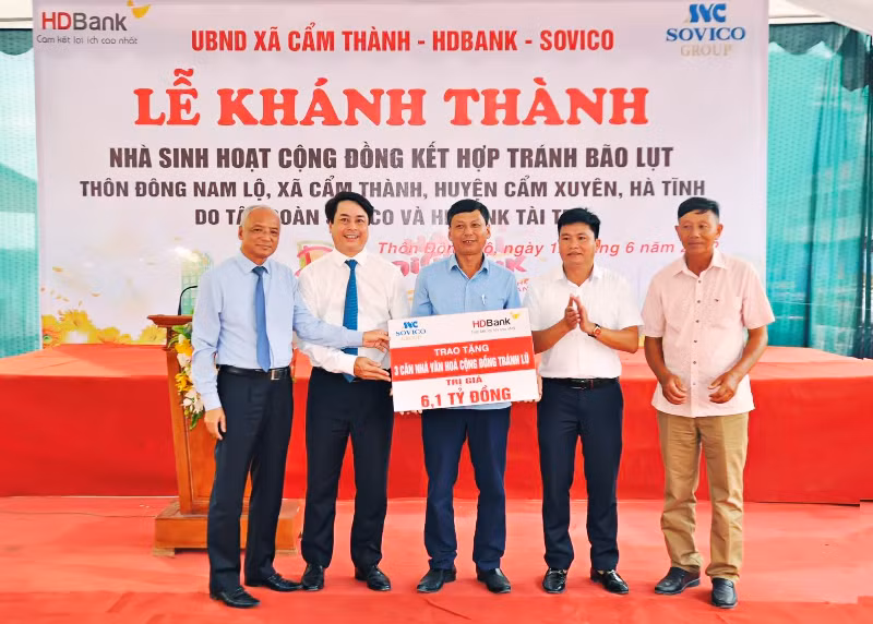 HDBank đến tận nơi, trao kinh phí xây dựng 3 căn nhà cộng đồng tránh lũ trị giá 6,1 tỷ đồng cho người dân Hà Tĩnh vào tháng 6/2022.