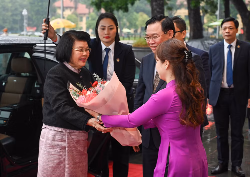 Nhân viên Văn phòng Quốc hội tặng hoa chào mừng Chủ tịch Quốc hội Campuchia. Nhân viên Văn phòng Quốc hội tặng hoa chào mừng Chủ tịch Quốc hội Campuchia.