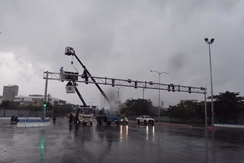 Lực lượng chức năng gấp rút tháo dỡ các đèn đường tại nút giao thông vòng xuyến Ngô Quyền-Cầu Sông Hàn.