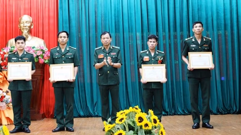 Thiếu tướng Lê Văn Phúc, Phó Tư lệnh Bộ đội Biên phòng trao thưởng các tập thể, cá nhân thuộc Bộ đội Biên phòng tỉnh Điện Biên phá thành công 2 chuyên án ma túy.