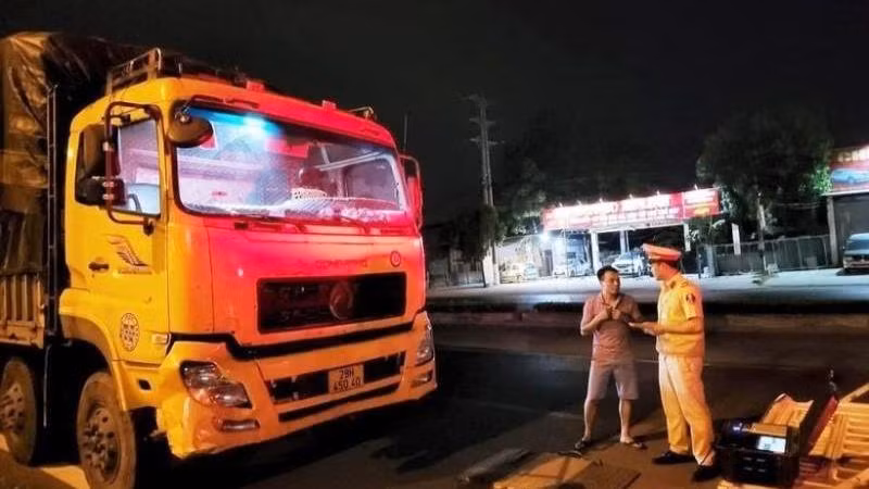 Cảnh sát giao thông tăng cường tuần tra, kiểm soát buổi tối (Ảnh: Công an Vĩnh Phúc cung cấp).