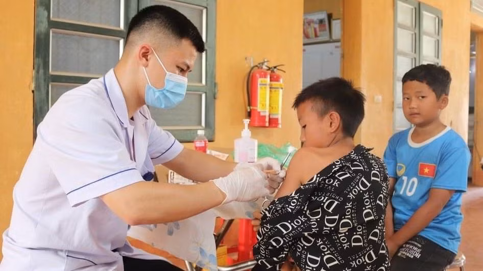 Cán bộ y tế Điện Biên triển khai tiêm vaccine phòng bệnh bạch hầu cho trẻ em xã Pú Nhi, huyện Điện Biên Đông. 