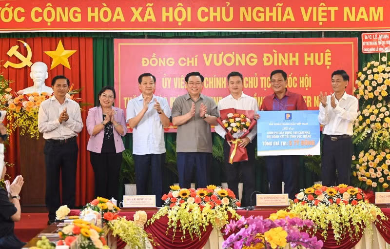 Chủ tịch Quốc hội Vương Đình Huệ, Phó Thủ tướng Chính phủ Lê Minh Khái chứng kiến lãnh đạo Tập đoàn Xăng dầu Việt Nam trao kinh phí xây dựng 100 căn nhà Đại đoàn kết cho tỉnh Sóc Trăng. (Ảnh Duy Linh)