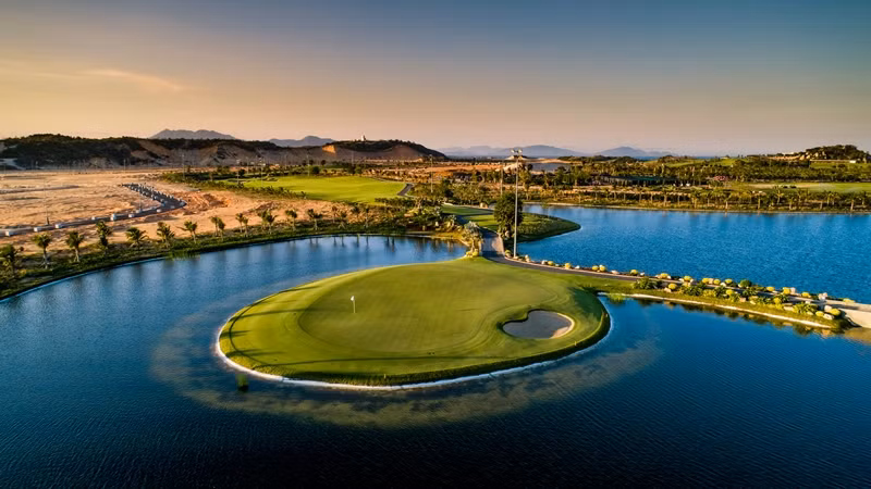 Sân 9 lỗ theo phong cách sân vườn (Oasis).