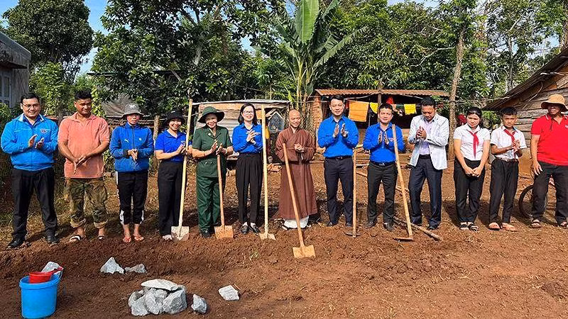 Đại diện Đoàn Khối Doanh nghiệp Trung ương, Tỉnh đoàn Đắk Lắk, các đơn vị liên quan và chính quyền địa phương khởi công xây dựng “Ngôi nhà yêu thương” tại buôn Ea Sut.