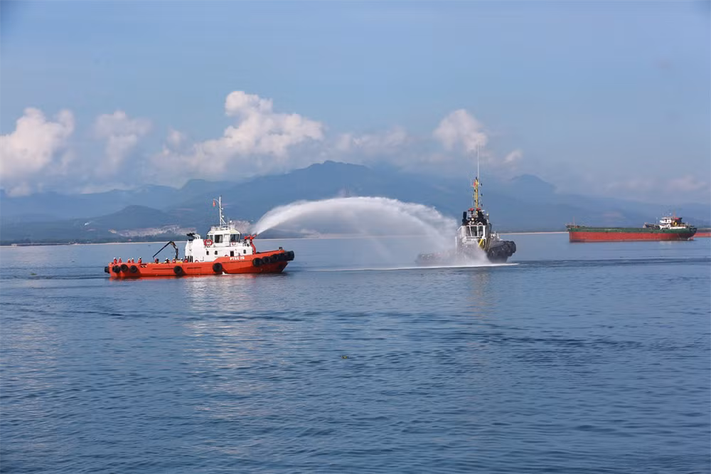 Một sà lan/tàu lạ được phát hiện cách khu vực cảng xuất sản phẩm khoảng 1km và xảy ra cháy. Tàu dịch vụ nhanh chóng tiếp cận và dập tắt đám cháy.