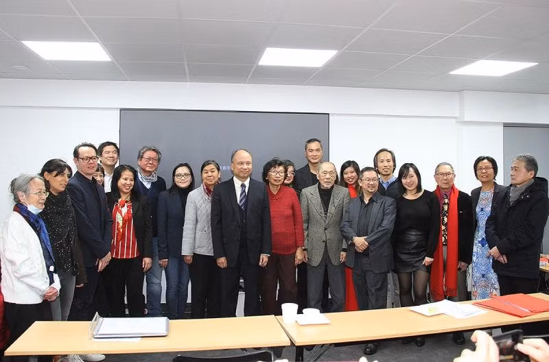 Đại sứ Đinh Toàn Thắng chụp ảnh lưu niệm cùng Ban Chấp hành mới của Hội người Việt Nam tại Pháp. (Ảnh: Khải Hoàn)