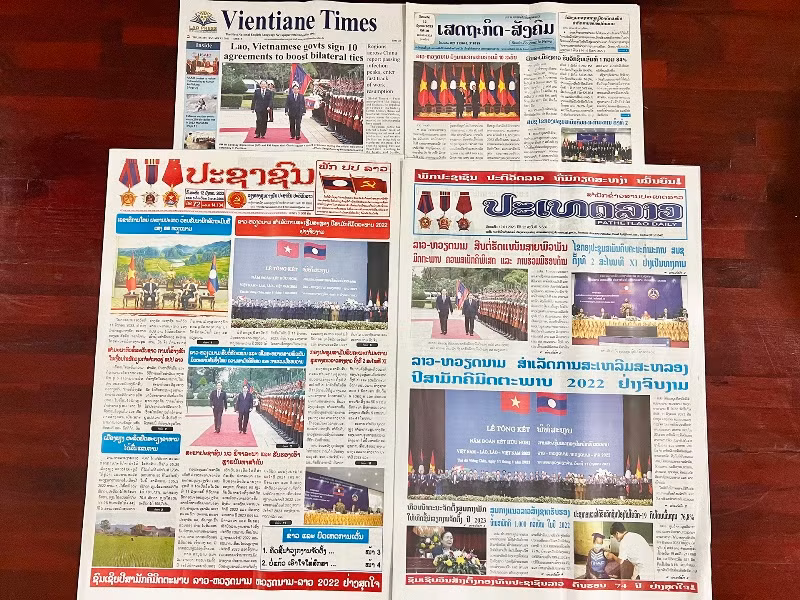 Báo chí Lào đồng loạt đăng trang nhất về chuyến thăm chính thức Lào của Thủ tướng Phạm Minh Chính. (Ảnh: Trịnh Dũng)