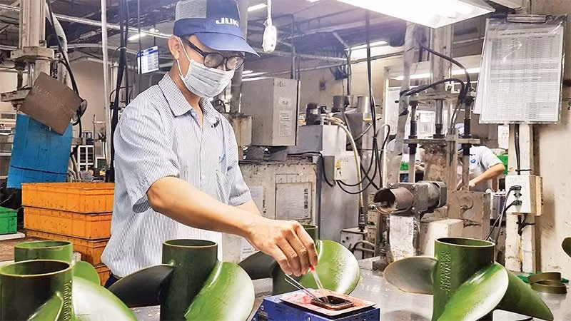 Công nhân Nhà máy 1 và 2, Công ty TNHH JuKi Việt Nam, Khu chế xuất Tân Thuận, Thành phố Hồ Chí Minh hoàn thiện sản phẩm đáp ứng đơn đặt hàng của đối tác. (Ảnh: KHÁNH TRÌNH)