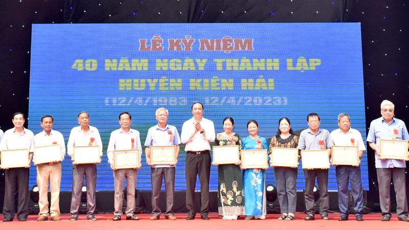 Chủ tịch Ủy ban nhân dân tỉnh Kiên Giang tặng bằng khen cho 41 cá nhân có thành tích cống hiến, đóng góp trong quá trình xây dựng và phát triển huyện đảo Kiên Hải giai đoạn 1983-2023.