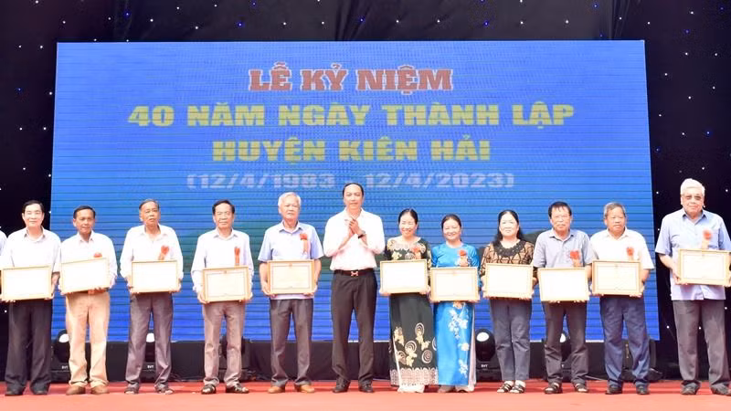 Chủ tịch Ủy ban nhân dân tỉnh Kiên Giang tặng bằng khen cho 41 cá nhân có thành tích cống hiến, đóng góp trong quá trình xây dựng và phát triển huyện đảo Kiên Hải giai đoạn 1983-2023.