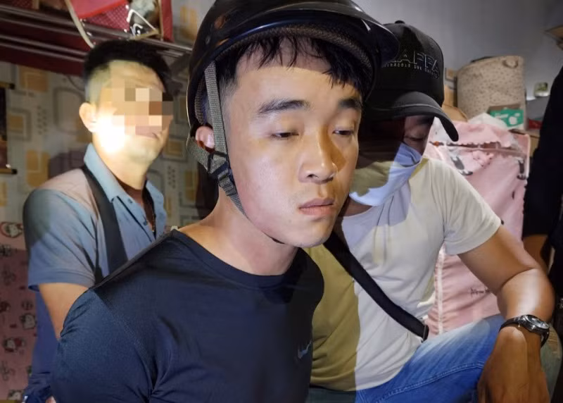 Đối tượng Lê Phú Cao sa lưới sau gần 36 giờ lẩn trốn. (Ảnh: Công an cung cấp)