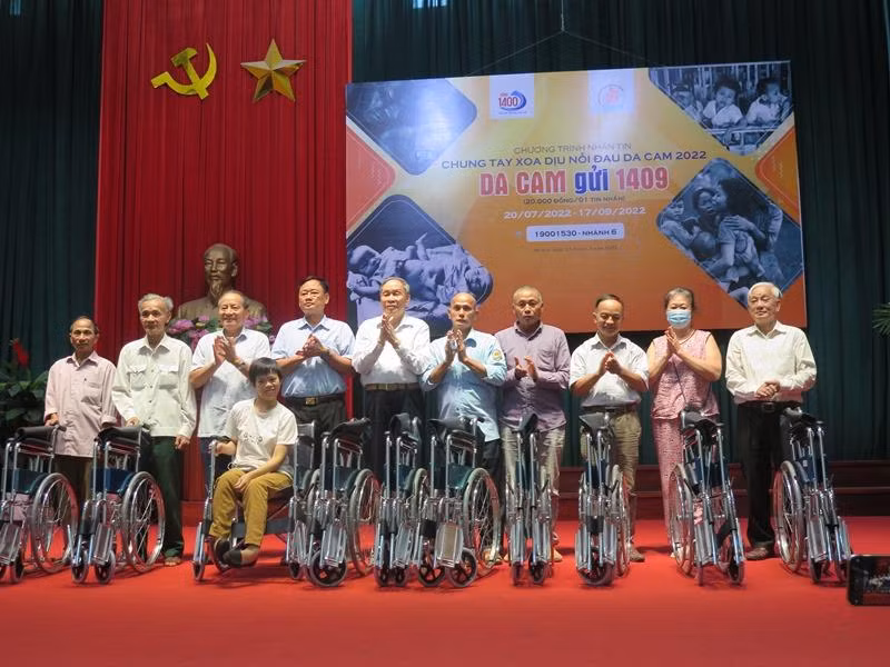 Trao tặng 10 xe lăn cho các nạn nhân chất độc da cam.